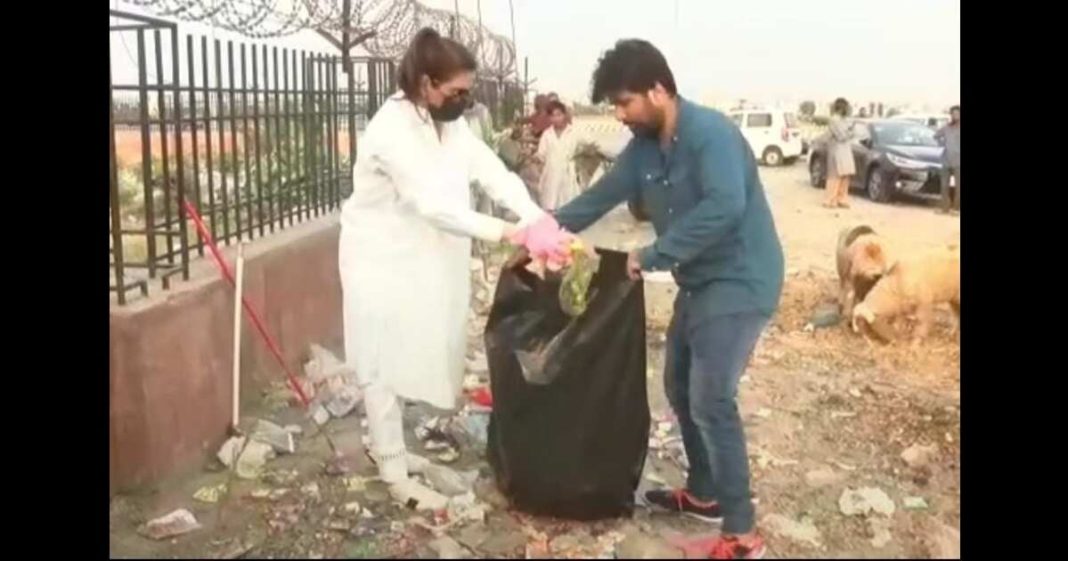 Resham picks up trash