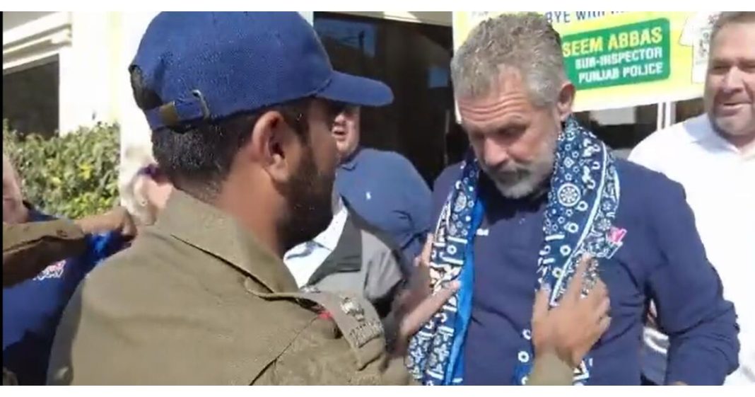 Police ajrak cricket fans