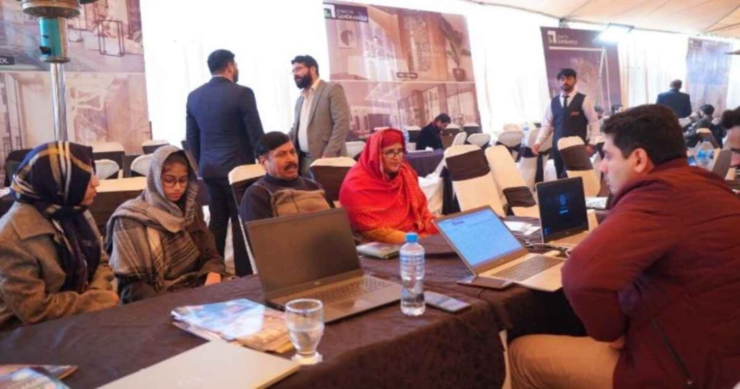 Lahoris throng to Zameen.com's