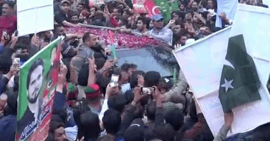 Imran Khan thanks public for showing support during his LHC appearance