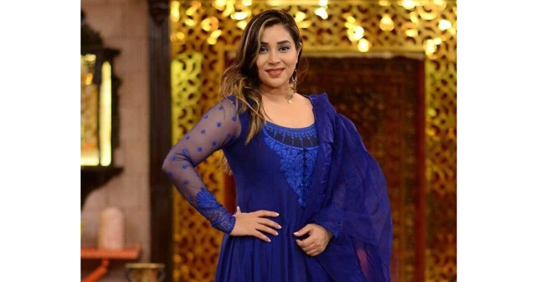 Komal Rizvi frying pan