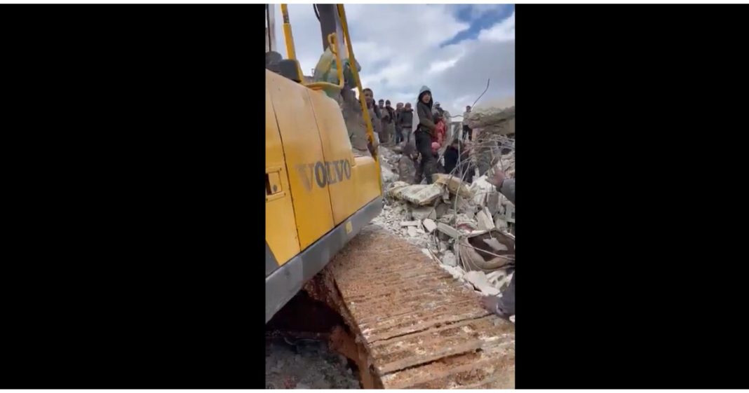 Woman Syria gives birth