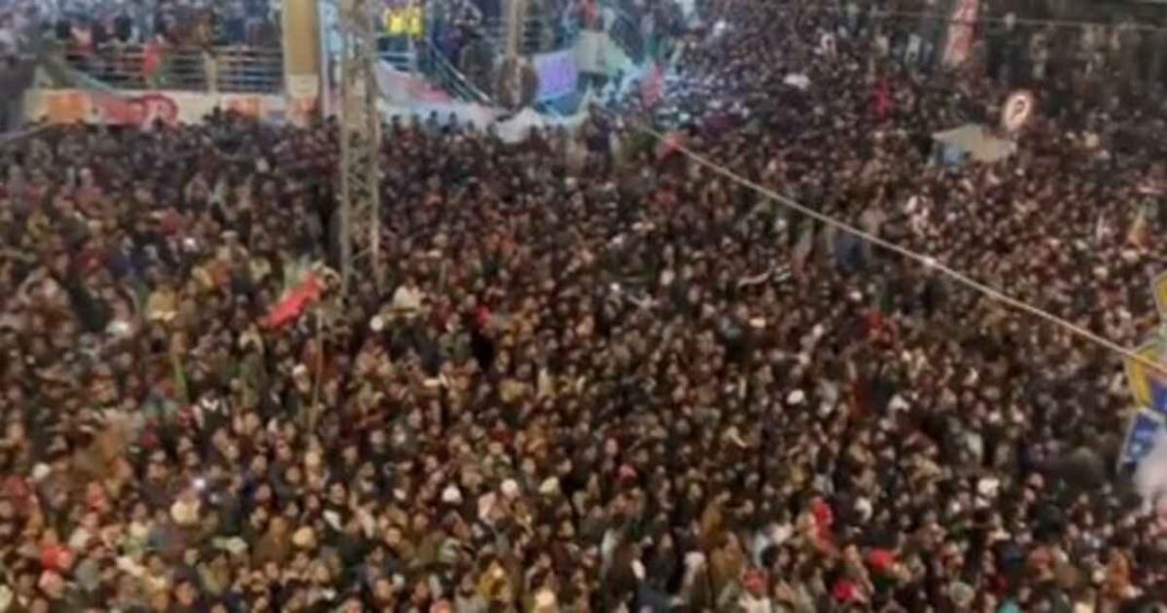 Hundreds of PTI workers gather at Zaman Park