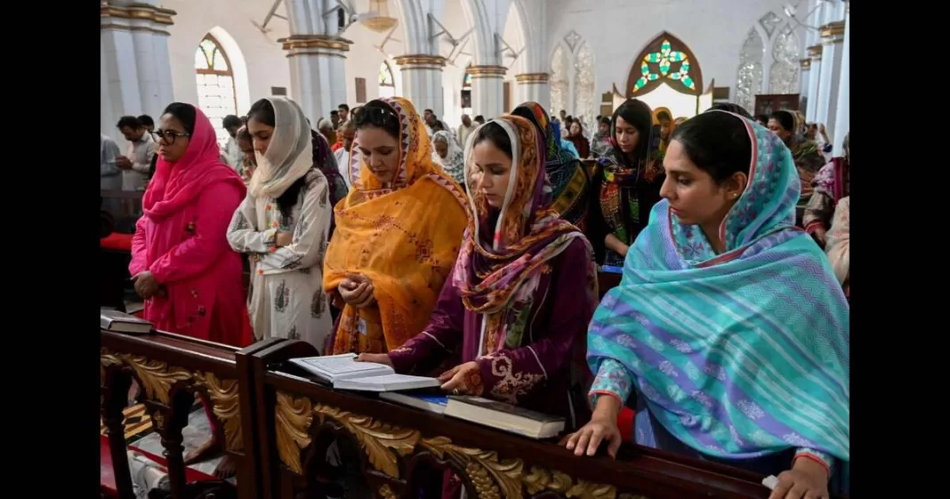 Pakistani Christians hold Sunday services
