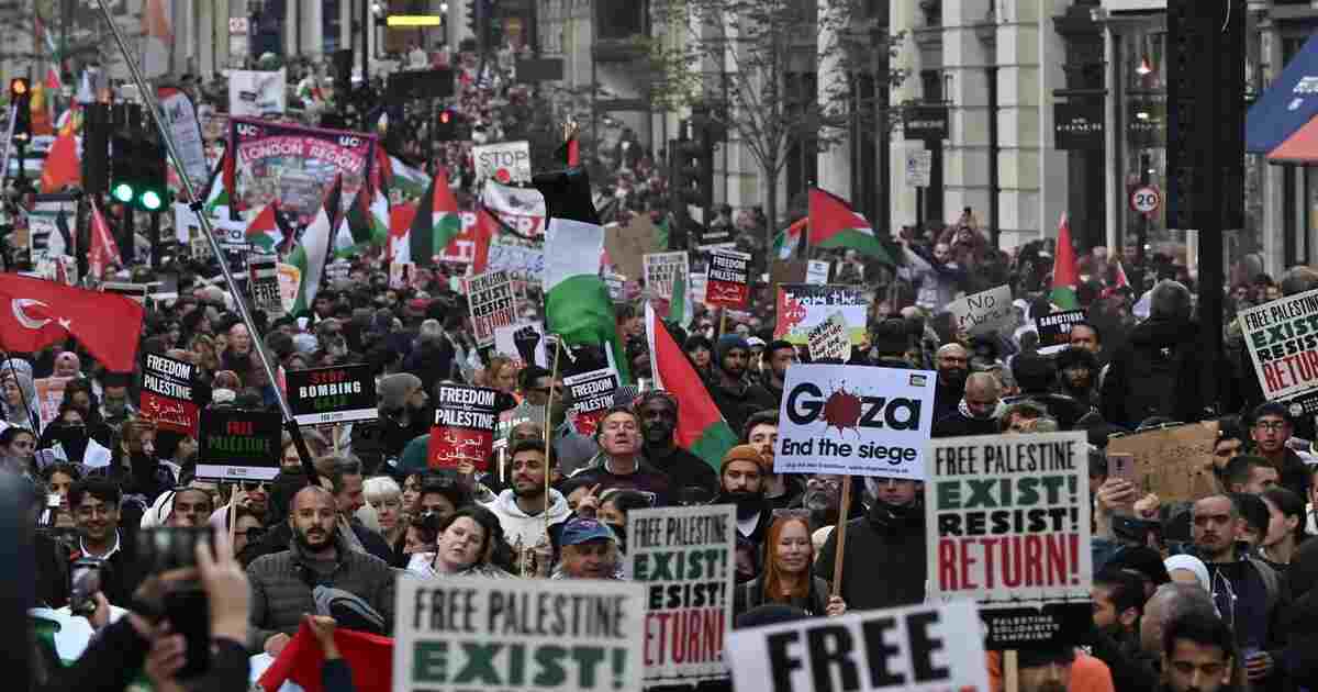 Pro Protesters Pro-Palestine protesters break into Brooklyn Museum (VIDEO) - Global ...