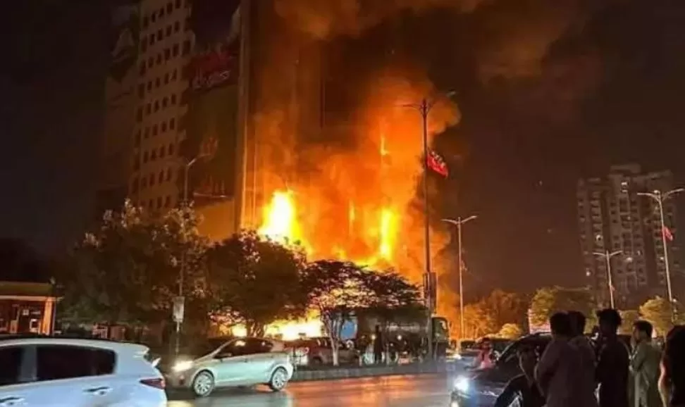 Tragedy Strikes Karachi as Fire Engulfs Shopping Mall, Claims Eight Lives