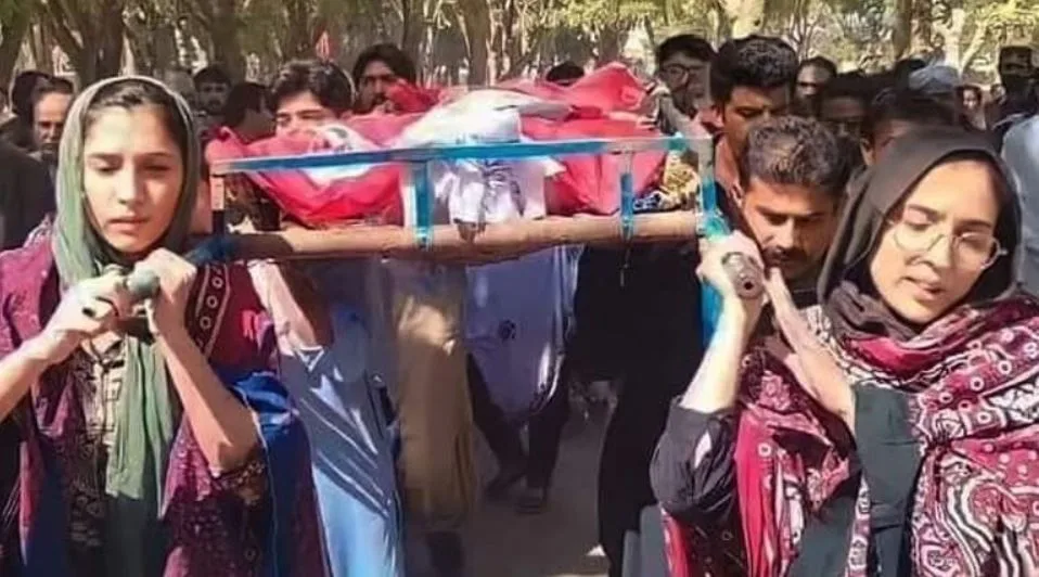 Sindhi Daughters Carry the Body of Assassinated Father