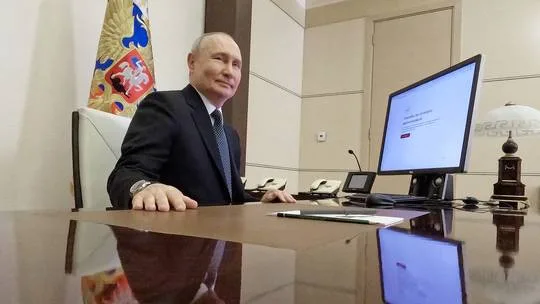 Putin casts online vote