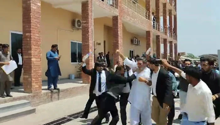 Iddat case: PTI lawyers attack Khawar