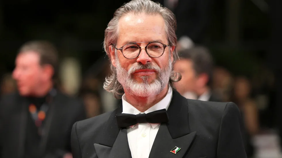 Magazine edits out Palestine pin