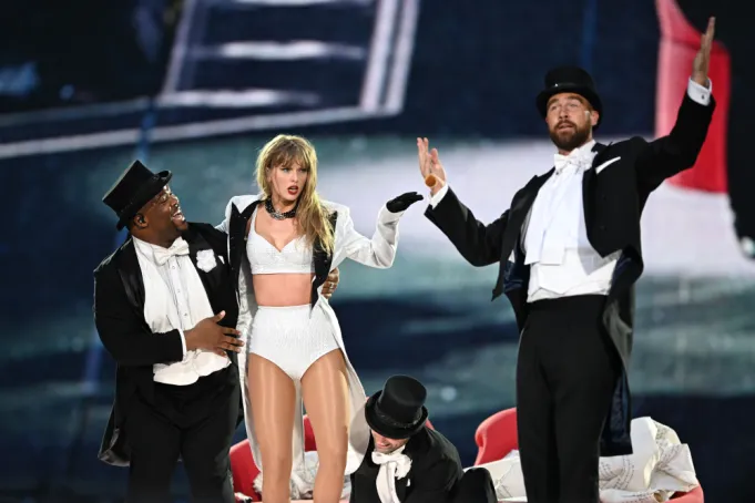 TRAVIS KELCE AND TAYLOR SWIFT