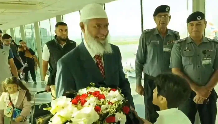 Dr Zakir Naik reaches Pakistan