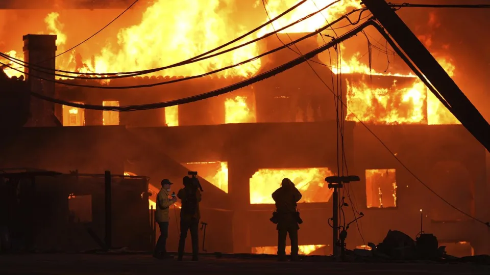 Celebrities lose homes and flee as Los Angeles fires spread