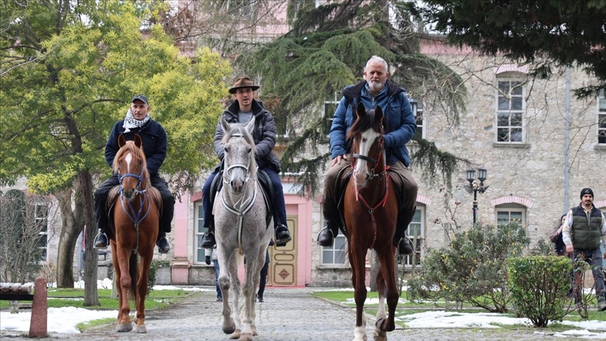 Spanish Muslims embark on horseback pilgrimage