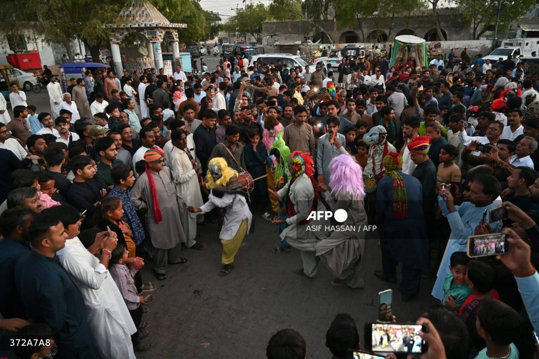 Pakistan desert town, Holi and Ramadan