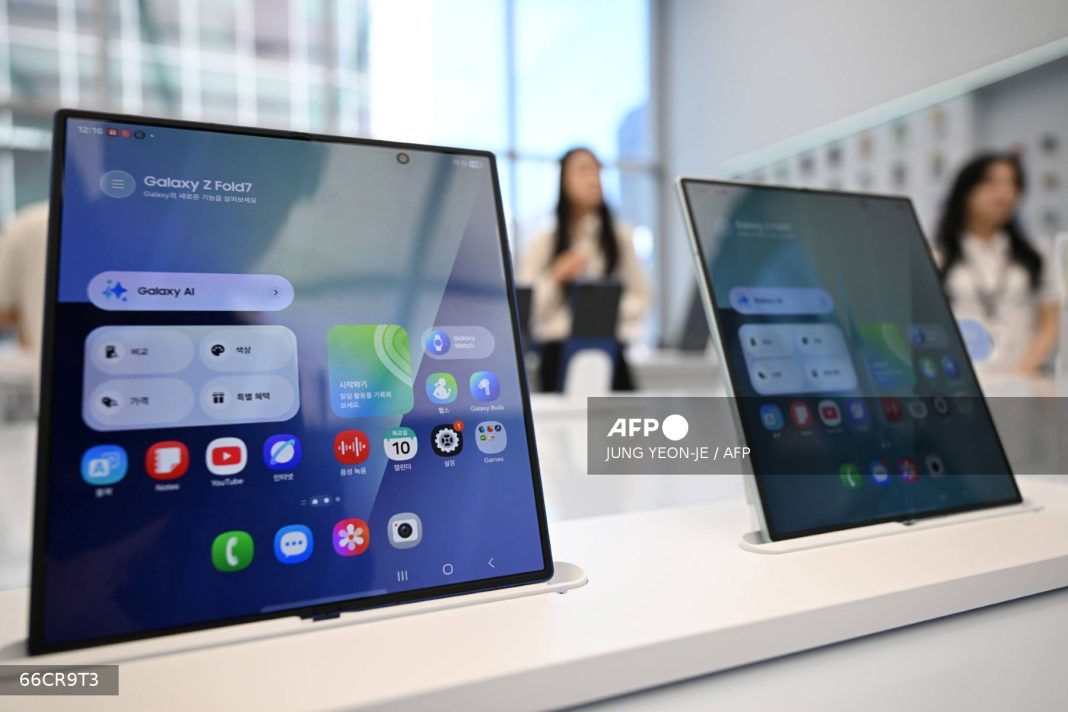 Samsung unveils slimmed-down foldable smartphone