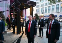 British people are ‘crying out’ for change – Vance Trump jeered at Washington restaurant, called 'Hitler of our time'