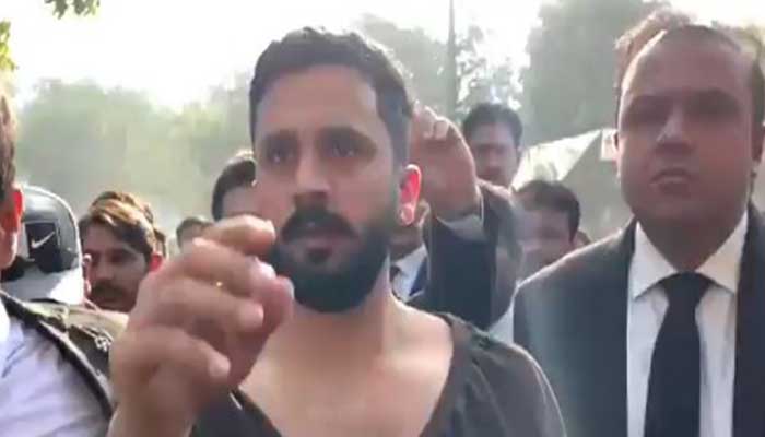 Lawyers assault YouTuber Rajab Butt following appearance at Karachi court