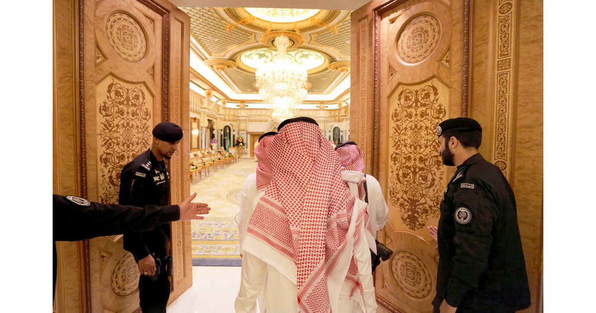 Saudi Arabia Reassesses Mega Projects, Calls on Rich Families to Invest Amid Vision 2030 Shift