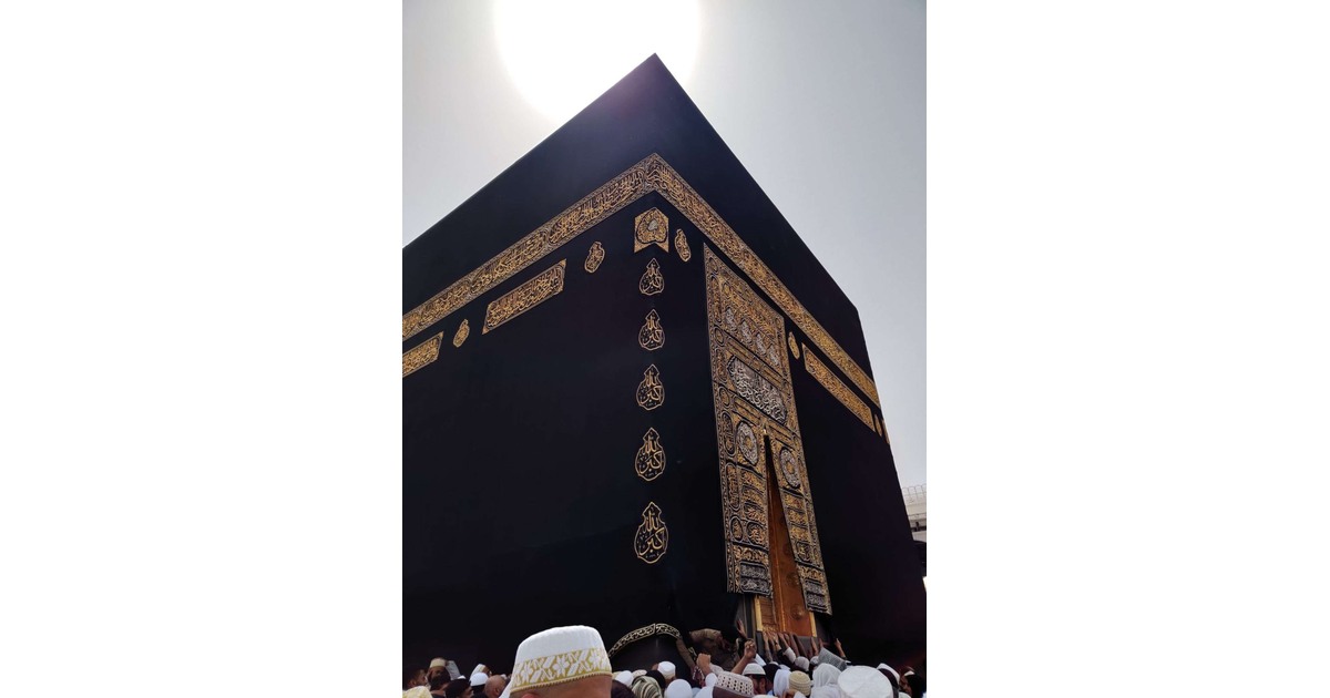 Epstein Files Reveal Shipment of Sacred Kaaba Cloth to His US Home