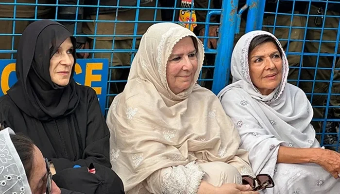 Imran's sisters Uzma, Noreen