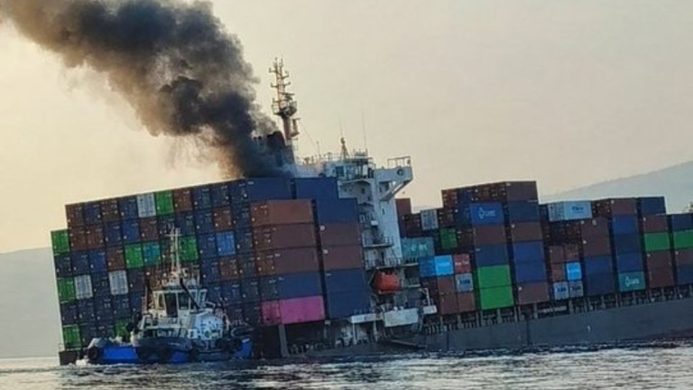 Container ship sinks after hitting mine in Strait of Hormuz (VIDEOS)